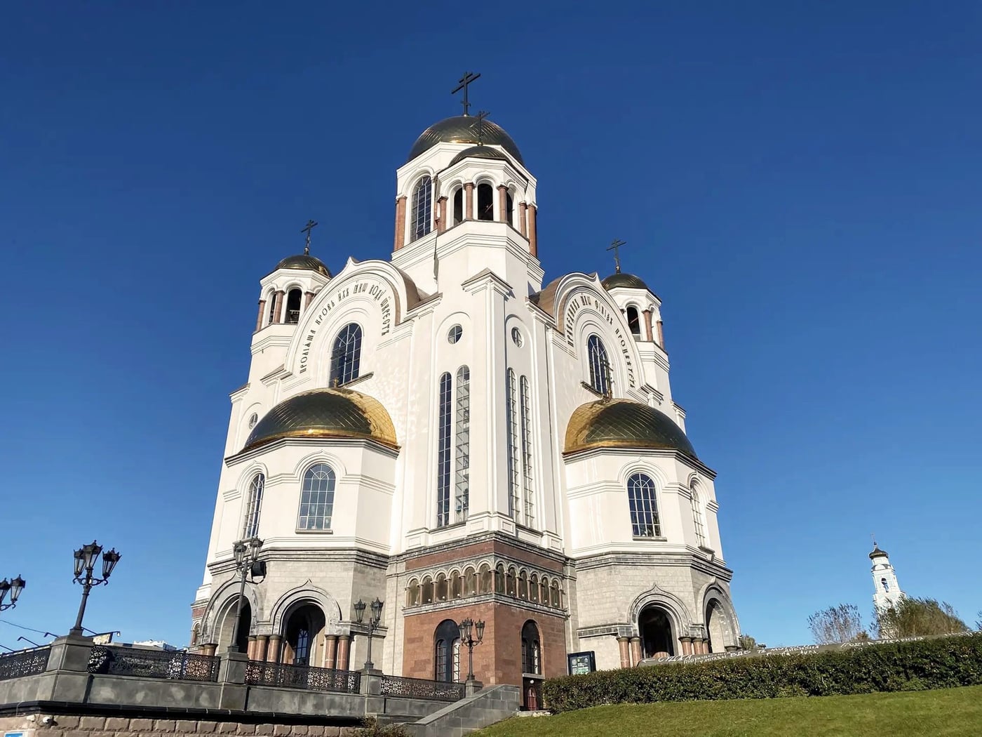 Выставка «Церковь помогает»