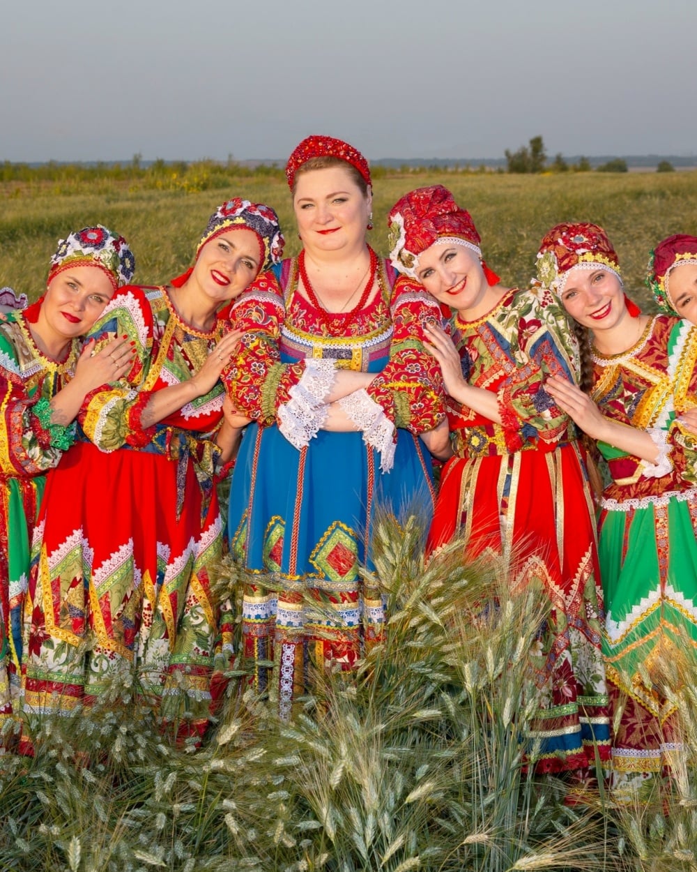 Театр народной песни «ДОБРО» – один из ведущих коллективов России в жанре русского народного искусства. Он был создан в 1993 году и уже более 30 лет представляет русскую народную музыкальную культуру