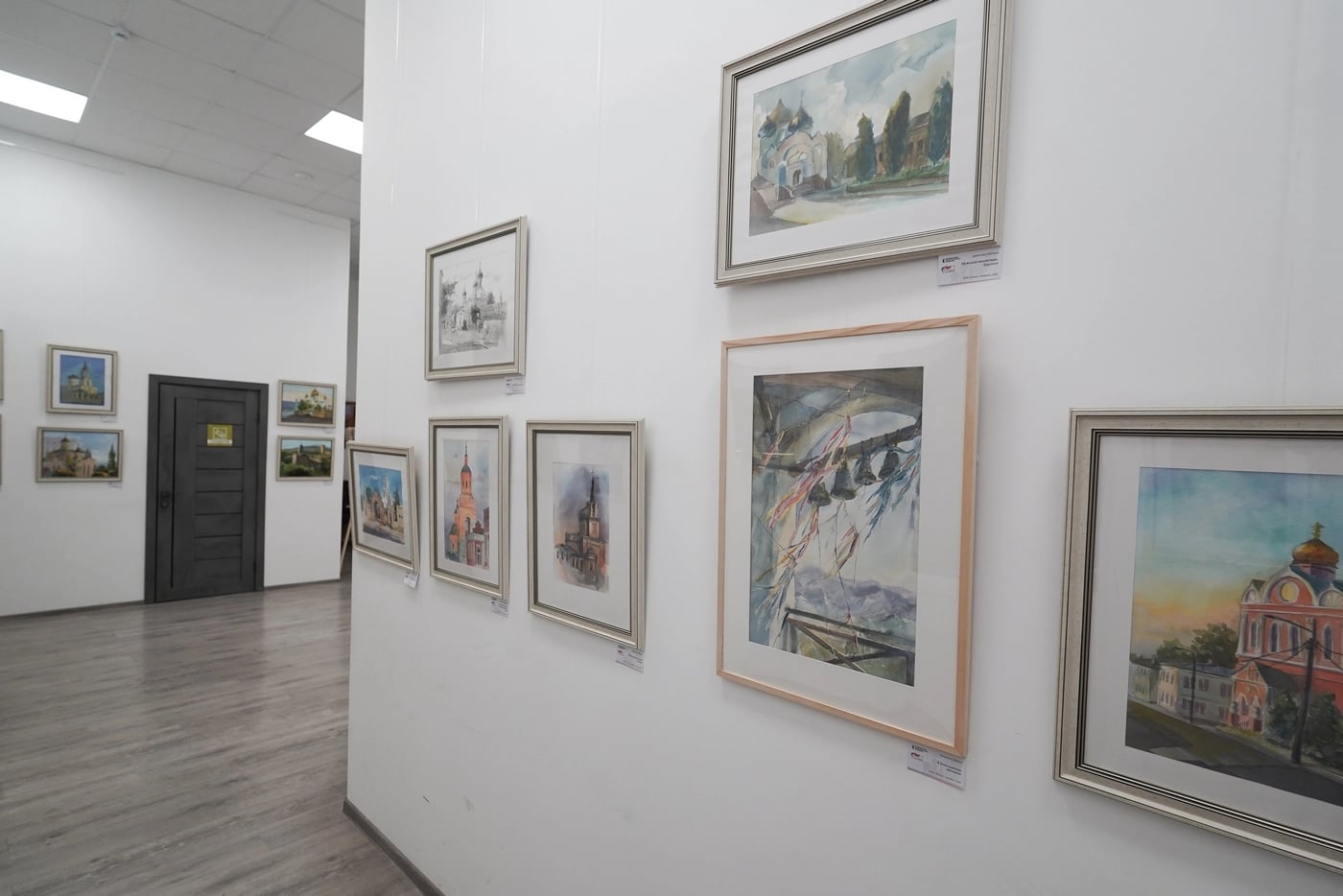 В Доме Молодежи открылась выставка «Храмы на рассвете»