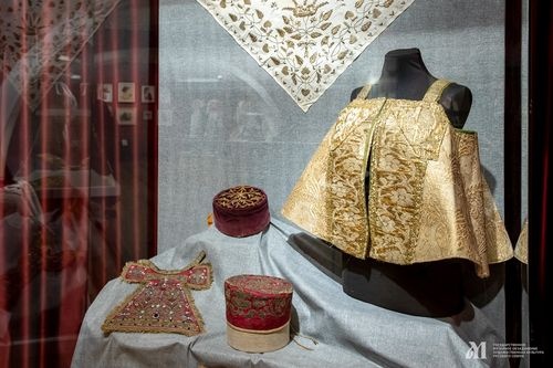 «Куда ниточка туда иголочка» (Старинный особняк)