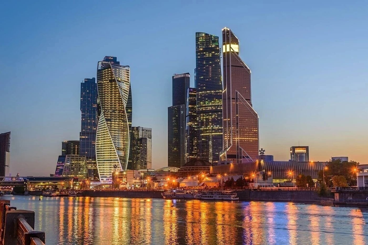 12 СЕНТЯБРЯ - ВЕЧЕРНИЙ КРУИЗ НА ТЕПЛОХОДЕ ПО МОСКВЕ-РЕКЕ С ДИСКОТЕКОЙ