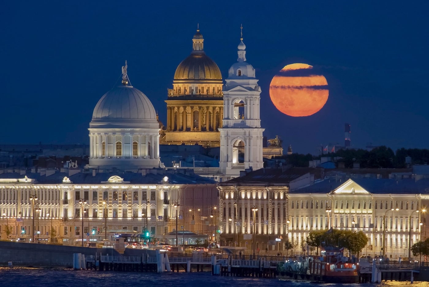 Завершающий аккорд фотовыставки «Луна в Петербурге»