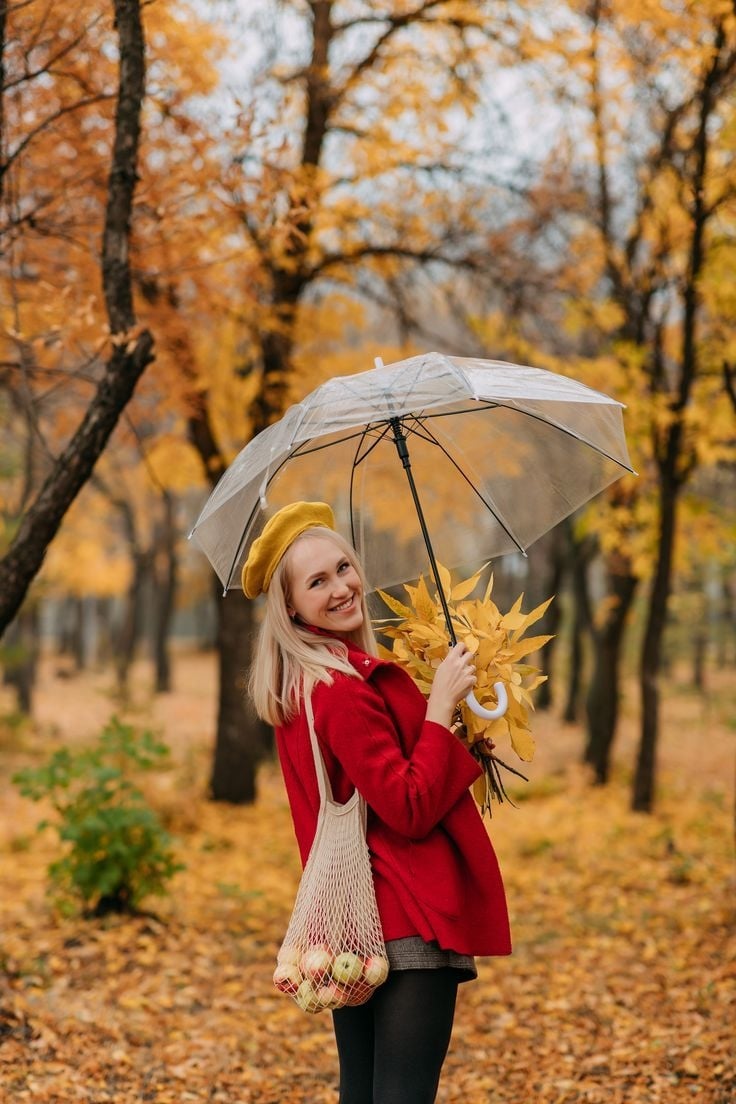 "Осенние грёзы: фотосессия с зонтом" — поймаем осень в объективе!