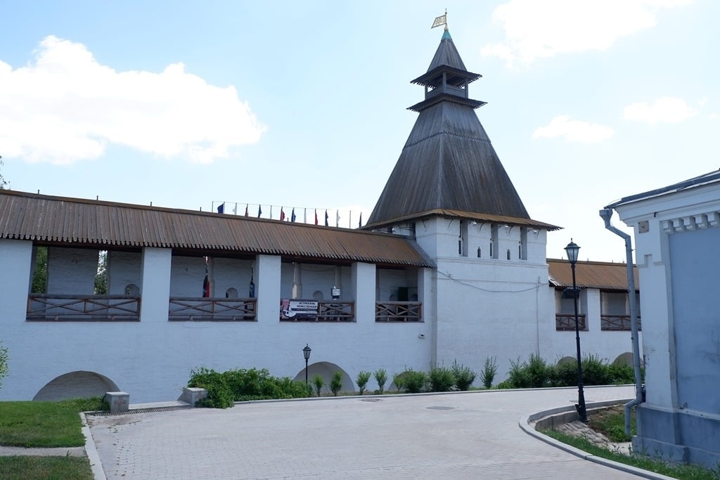 Астраханцев приглашают на экспозицию кружева и вышивки
